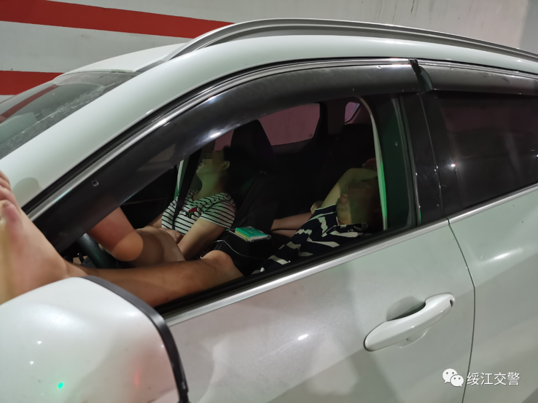 【违法曝光】疲劳驾驶不靠谱 糊涂司机在高速隧道内停车午睡